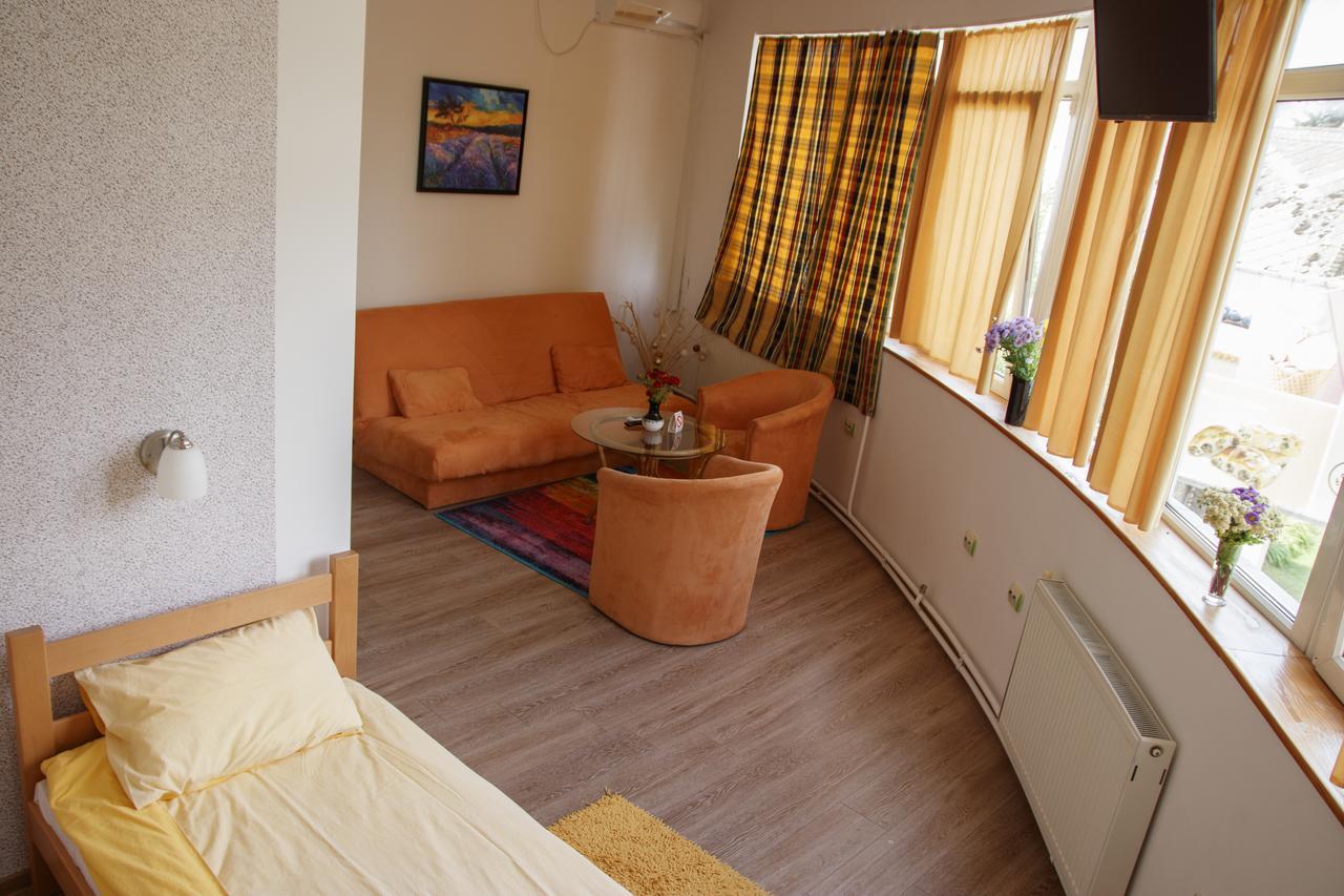 Guesthouse Night&Day Суботица Экстерьер фото